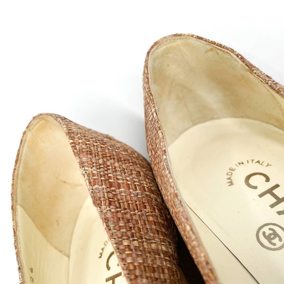 CHANEL Platform Pump Tan Tweed Straw Gold Leather CC Cap Toe Sz 37.5 / 7.5 US - Picture 9 of 12